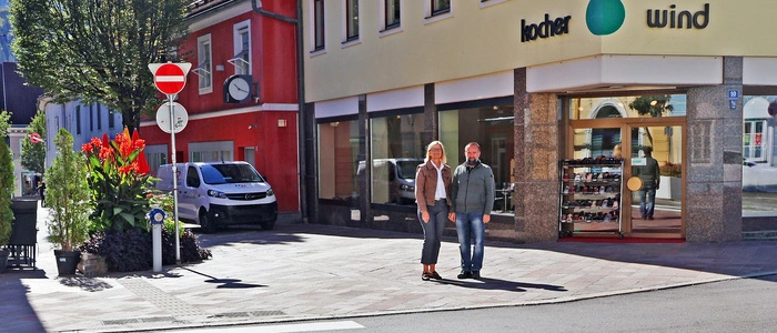 Bürgermeisterin Susanne Kaltenegger und Christian Pitow von der Fachstelle Verkehr und Infrastruktur freuen sich über die erfolgreich abgeschlossenen Sanierungen