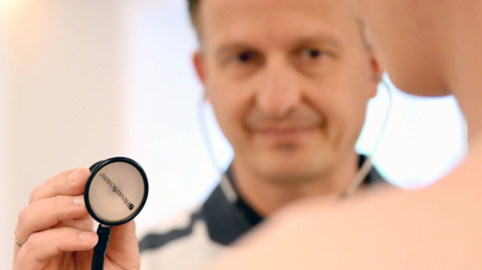 ++ THEMENBILD ++ Illustration zum Thema "Arzt / Ärzte / Krankheit / Gesundheit / Medizin / Untersuchung / Überweisung / Diagnose / Behandlung / Patienten / ÖGK" - Im Bild: Ein Arzt untersucht eine Person mit einem Stethoskop, aufgenommen am Mittwoch, 21. Mai 2025. (Gestellte Szene).
