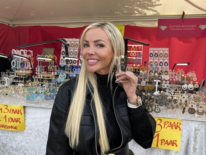 Iris Janger ist mit ihrer Glitzer-Boutique am Markt vertreten