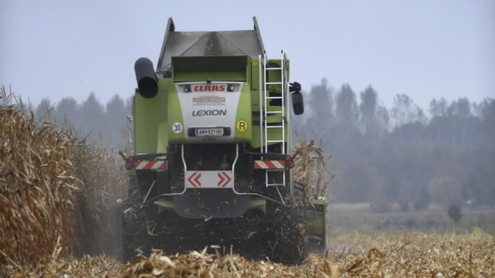 Spaziergänger fanden den laufenden Traktor
