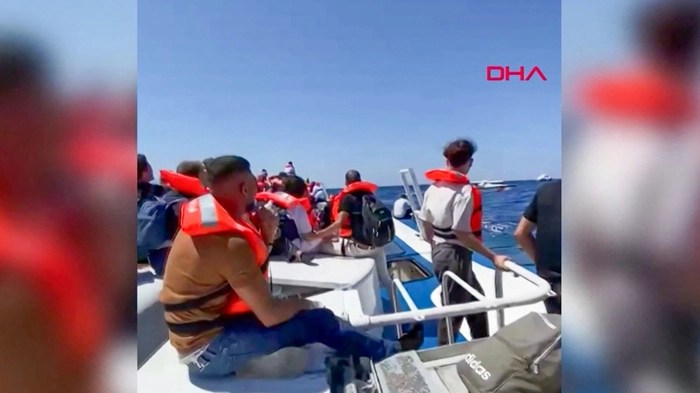 Fotos zeigten die Passagiere auf die Rettungsaktion warten