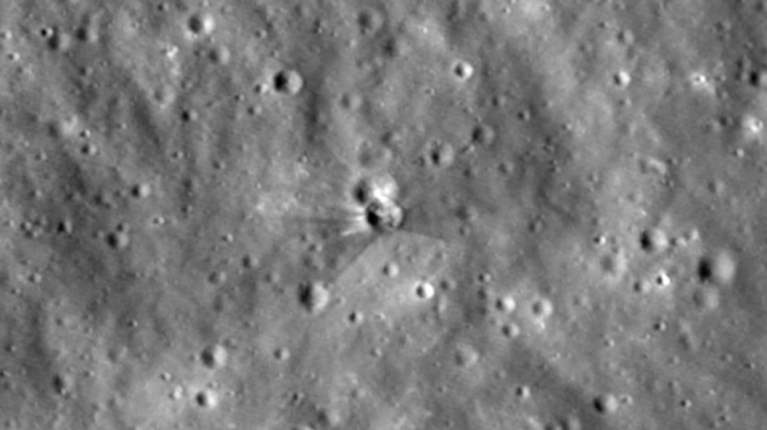 Satelliten-Bild des Kraters auf dem Mond (Mitte)