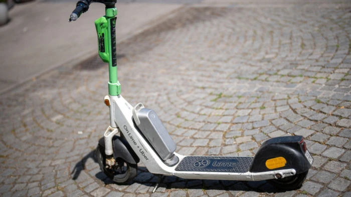 Ein E-Scooter-Fahrer versteckte sich im Wald