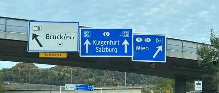 Schon auf der S 35 wird darauf hingewiesen, dass Kapfenberg derzeit keine eigene Autobahnabfahrt hat. Wer dorthin möchte, muss über Bruck fahren