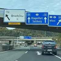 Schon auf der S 35 wird darauf hingewiesen, dass Kapfenberg derzeit keine eigene Autobahnabfahrt hat. Wer dorthin möchte, muss über Bruck fahren