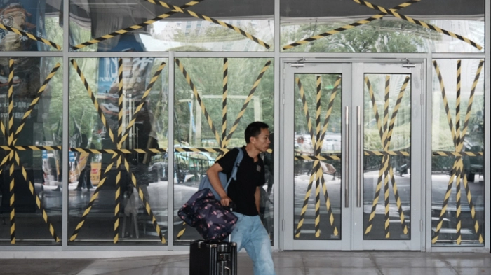 Auch Fensterscheiben werden vor dem Taifun geschützt