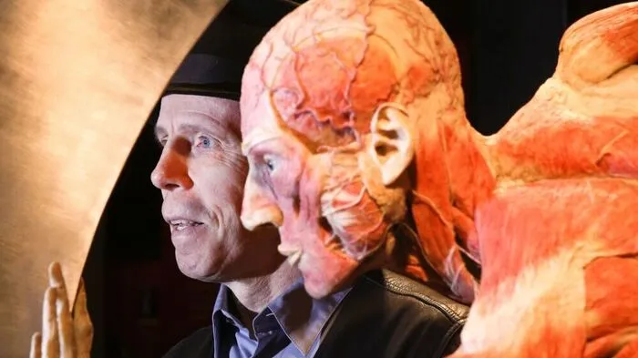 ARCHIV - 14.05.2014, Hamburg: Der Plastinator Gunther von Hagens steht in seiner Ausstellung «Körperwelten - Eine Herzenssache». Foto: picture alliance / dpa +++ dpa-Bildfunk +++
