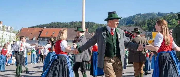 Steht nicht mehr lange: Der Maibaum am Brucker Hauptplatz
