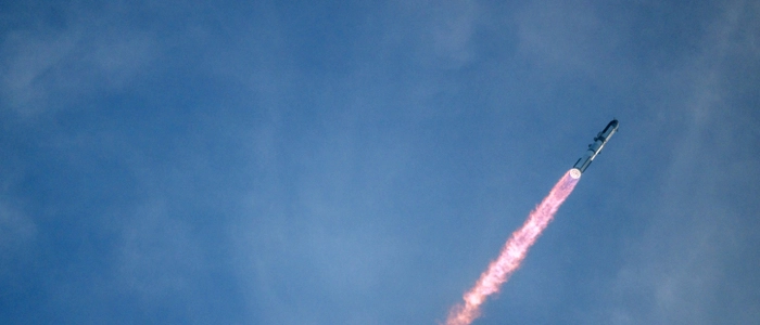 SpaceX-Rakete Starship mit feuerrotem Schweif auf dem Weg ins All.