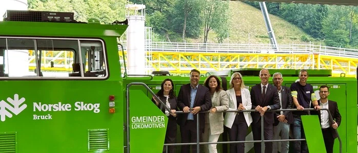 Und los geht‘s: Geschäftsführer Enzo Zadra (2. v. l.) mit den Ehrengästen, unter anderen LAbg. Cornelia Izzo, Verkehrslandesrätin Claudia Holzer, Brucks Bürgermeisterin Susanne Kaltenegger, Wirtschaftslandesrat Willibald Ehrenhöfer und anderen mehr