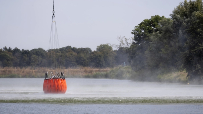 Immer wieder holen die Löschhubschrauber Wasser