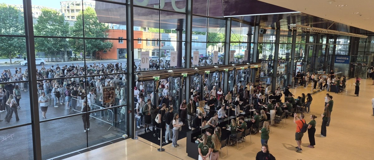 In Warteposition: Die angehenden Studenten vor der Grazer Stadthalle