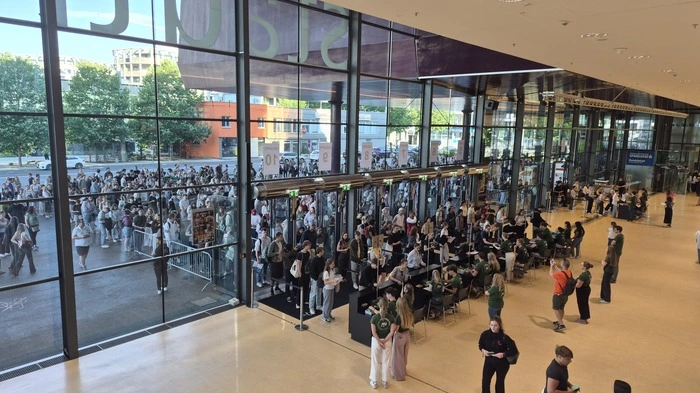 In Warteposition: Die angehenden Studenten vor der Grazer Stadthalle