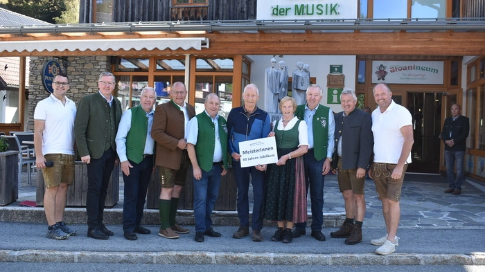 Michael Holzer und Ehrentraud Lierzer wurden zum 60-jährigen Prüfungsjubiläum geehrt