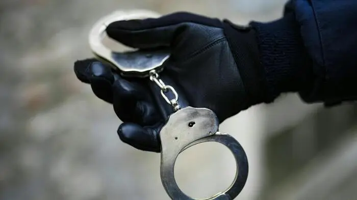 In der Bank klickten die Handschellen