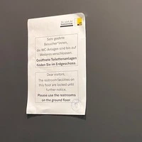 Im vierten Stock wird darauf hingewiesen, dass wegen einer Sperre bitte die WC-Anlagen im Erdgeschoß zu benützen sind