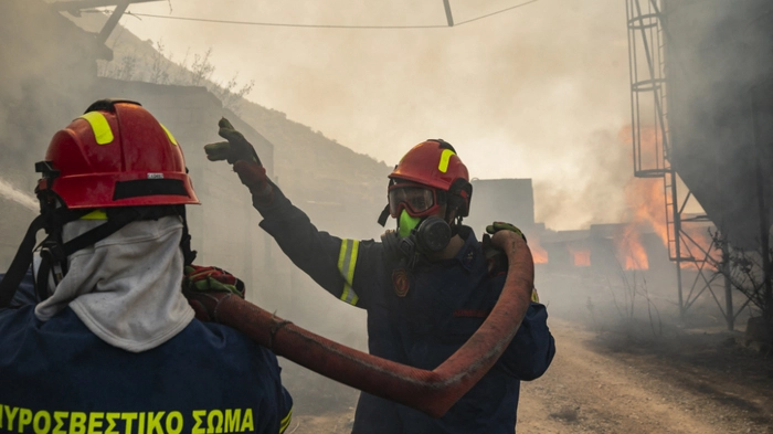 Griechische Feuerwehr ist seit vielen Tagen im Einsatz