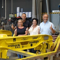 Peter Wanek-Pusset (rechts) mit Gattin Antonella sowie Jerni und Manca Duler von der slowenischen Partnerfirma „Innoduler Rail“