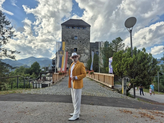 Ewald Harrer vor einer seiner erfolgreichen gastronomischen Wirkungsstätten, der Burg Oberkapfenberg