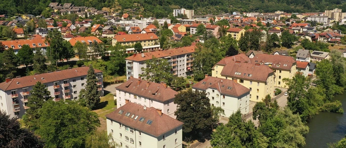 Vom Verkauf unter anderem betroffen: 40 Wohneinheiten in der Knottingerstraße in den ersten drei Gebäuden vorne im Bild