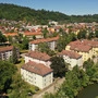 Vom Verkauf unter anderem betroffen: 40 Wohneinheiten in der Knottingerstraße in den ersten drei Gebäuden vorne im Bild