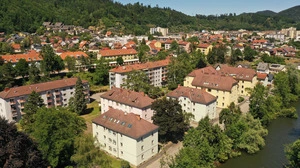 Vom Verkauf unter anderem betroffen: 40 Wohneinheiten in der Knottingerstraße in den ersten drei Gebäuden vorne im Bild