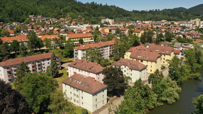 Vom Verkauf unter anderem betroffen: 40 Wohneinheiten in der Knottingerstraße in den ersten drei Gebäuden vorne im Bild