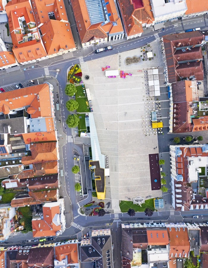 Der Brucker Hauptplatz von oben. Links im Bild: Die drei betroffenen Platanen