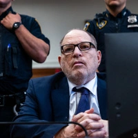 Harvey Weinstein wurde 2025 wegen sexueller Gewalt schuldig gesprochen