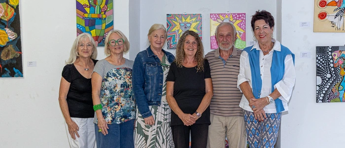 Der Vorstand des „KunstRaums Feldkirchen“: Sieglinde Mader, Eva Schlitzer (Schriftführerin), Doris Dorfer (Kassierin), Obfrau Ute Korell mit ihrem Stellvertreter Heiner Korell und Ingrid Wilblinger. Alle stehen in einer Reihe und schauen in die Kamera.