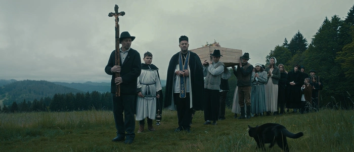 Das Bild zeigt eine Filmszene aus der aktuellen Sagenjäger-Folge. Darauf zu sehen ist ein Trauermarsch mit Sarg, Kreuzträger, Pfarrer und Bevölkerung.