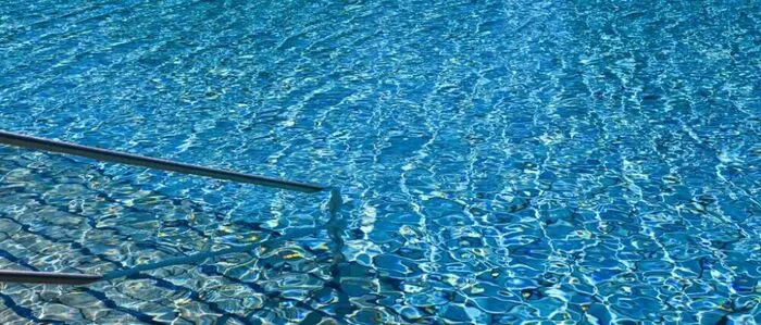 Eine Frau entdeckte Kind reglos in einem Schwimmbecken