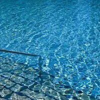 Eine Frau entdeckte Kind reglos in einem Schwimmbecken