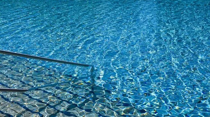 Eine Frau entdeckte Kind reglos in einem Schwimmbecken