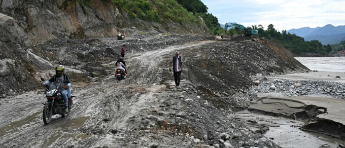 Durch Sturzflut zerstörte Straße im Bezirk Nuwakot