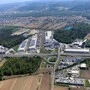 Luftbild zeigt das Areal des Caro Terminals Graz, dazwischen verläuft die Autobahn