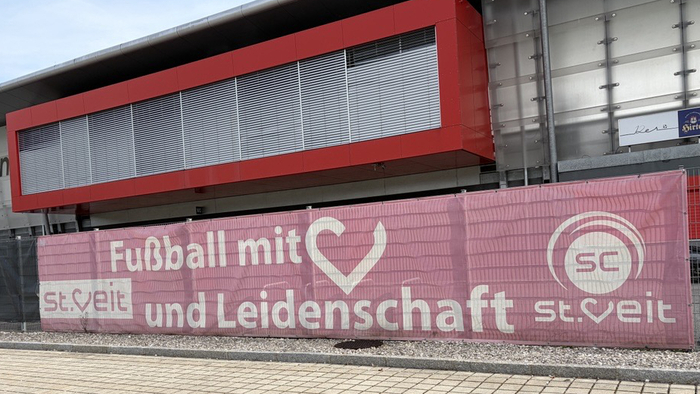 Das Bild zeigt ein Banner vom SC St. Veit vor der Arena