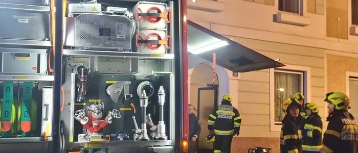 Mit Sirenengeheul waren die Brucker Floriani in der Nacht bei einem Kellerbrand im Einsatz