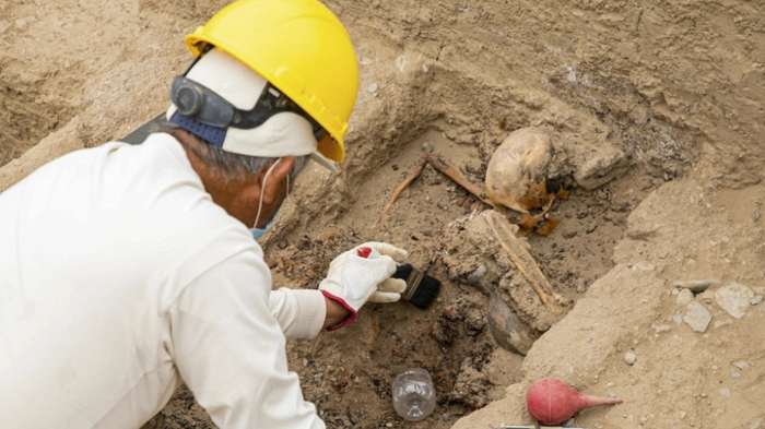 This handout image released by Peru’s Ministry of Culture shows a specialist working in an area within the Chan Chan citadel, located in Trujillo, northern Peru, on September 8, 2026. A team of archaeologists has found an ancient tomb containing the remains of 38 people and copper and gold objects at the pre-Hispanic citadel of Chan Chan, in northern Peru, the Culture Ministry said on September 8. (Photo by Handout / MINISTERIO DE CULTURA DEL PERU / AFP) / RESTRICTED TO EDITORIAL USE - MANDATORY CREDIT "AFP PHOTO / Peru’s Ministry of Culture" - HANDOUT - NO MARKETING NO ADVERTISING CAMPAIGNS - DISTRIBUTED AS A SERVICE TO CLIENTS