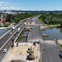 Luftaufnahme zeigt die beiden Richtungsfahrbahnen, wobei der Brückenteil der südlicheren Fahrbahn noch nicht ganz an seiner künftigen Position liegt