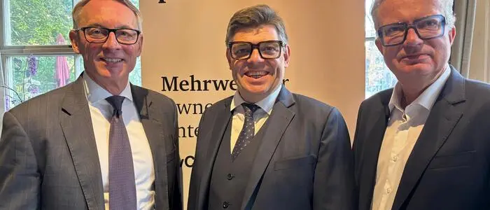 CEO Rudolf Krickl und Standortleiter Nikolaus Hulatsch (PwC) präsentieren Ex-Landeshauptmann Drexler als Senior Advisor und Botschafter für Familienunternehmen