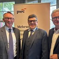 CEO Rudolf Krickl und Standortleiter Nikolaus Hulatsch (PwC) präsentieren Ex-Landeshauptmann Drexler als Senior Advisor und Botschafter für Familienunternehmen