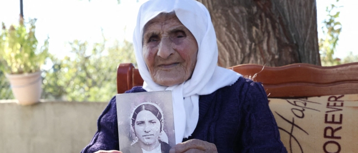 Die 117-Jährige mit einem Foto von sich von früher