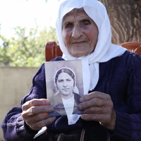 Die 117-Jährige mit einem Foto von sich von früher