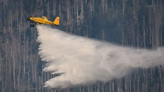 Löschflieger holen Wasser aus dem Weißensee (Symbolbild)