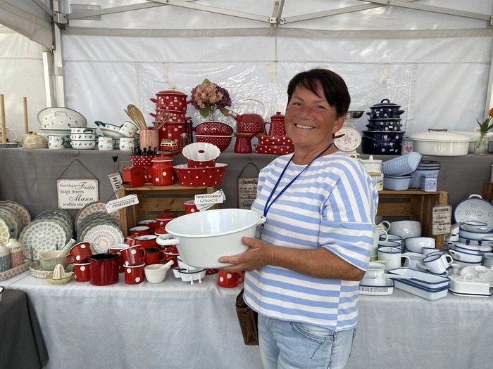 Renate Kriechhammers Stand mit Emaille-Geschirr ist immer ein besonderer Anziehungspunkt