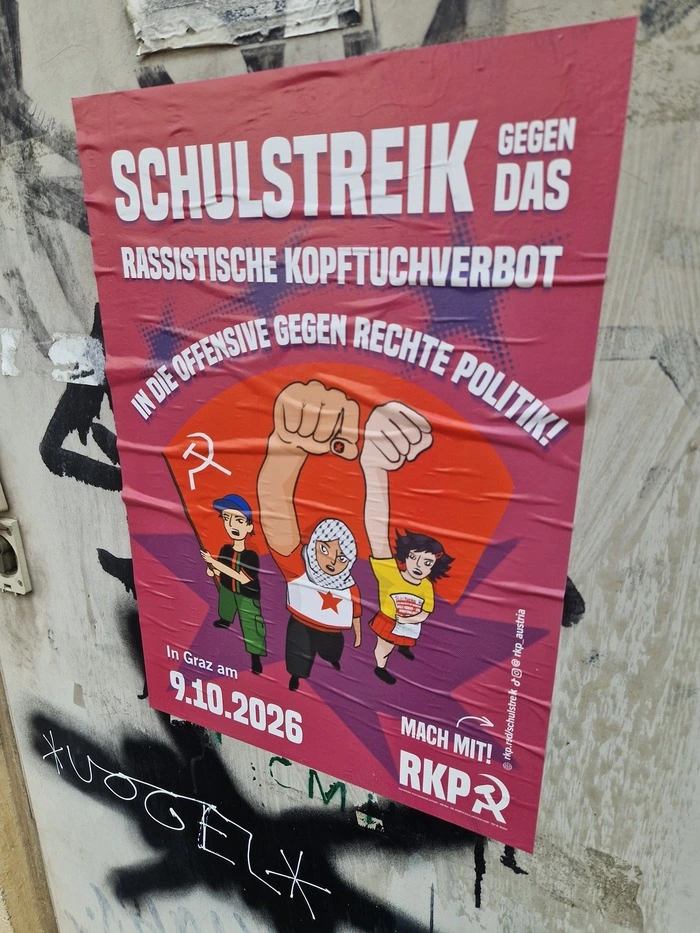 Ein in Pink-Tönen gehaltenes Plakat zeigt die Aufschrift „Schulstreik gegen das rassistische Kopftuchverbot“, darunter ist die zeichnerische Darstellung dreier Jugendlicher zu sehen, die die Fäuste emporrecken