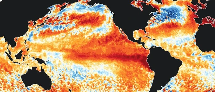 Thermische Weltkarte der Ozeane, große Flächen sind wegen überdurchschnittlicher Temperaturen rot eingefärbt