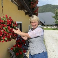 Barbara Wildpanner widmet sich täglich mit Hingabe dem Blumenschmuck um Haus und Hof
