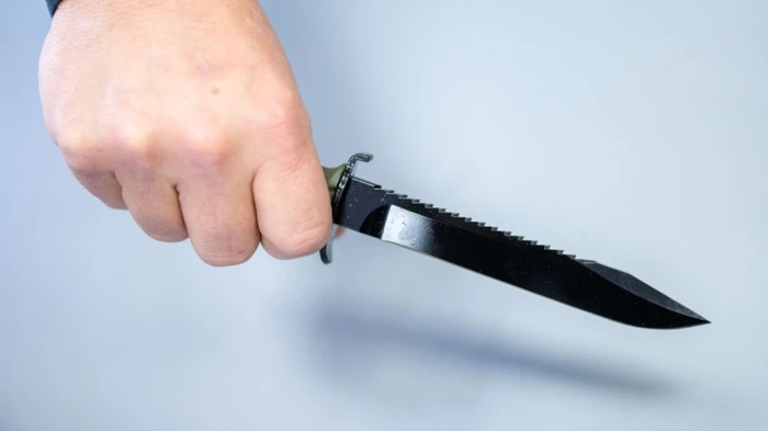 Der Mann stach mit dem Messer zu